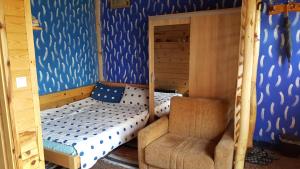Dormitorio pequeño con litera y silla en Apartman "Athos" prizemlje, en Višegrad