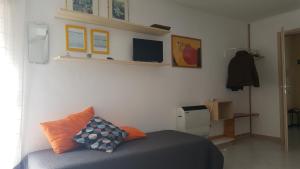 ein Schlafzimmer mit einem Bett mit Kissen darauf in der Unterkunft Elilu Apartment in Celano