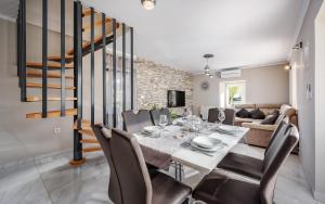 een eetkamer met een tafel en stoelen bij Apartman Giovi in Pazin