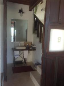 La salle de bains est pourvue d'un lavabo et d'un miroir. dans l'établissement Loft del malecon, à Campeche