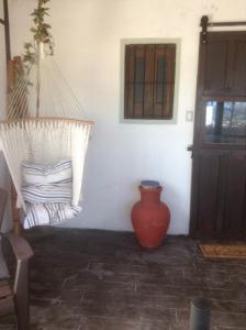 eine Hängematte in einem Zimmer mit einer Vase neben einer Tür in der Unterkunft Loft del malecon in Campeche