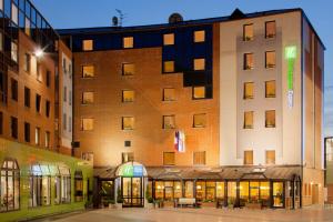 una rappresentazione di un hotel con un edificio di Holiday Inn Express Arras by IHG ad Arras
