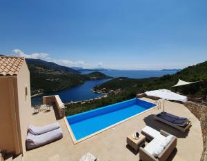 een villa met een zwembad en uitzicht bij Villa Albatross in Sivota