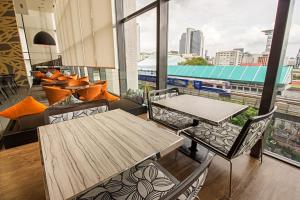 Holiday Inn Express Bangkok Siam, an IHG Hotel tesisinde bir oturma alanı