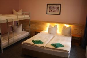 a bedroom with two bunk beds with green towels at Ferienstudio in Kurort Oberwiesenthal