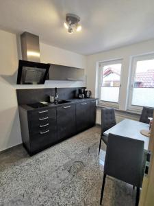 Una cocina con un fregadero y una mesa en una habitación. en Ferienwohnung Hofmeister, en Heilbad Heiligenstadt