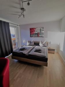 Un dormitorio con una cama grande y una ventana en Ferienwohnung Hofmeister, en Heilbad Heiligenstadt