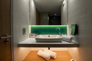 Holiday Inn Express - Arcachon - La Teste by IHG的一间浴室