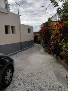 ein Auto, das auf einem Parkplatz neben einem Gebäude parkt in der Unterkunft Casa Zona Velha - Caetano in Funchal