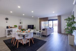 cocina y sala de estar con mesa y sillas en LED Apartment - Vista Alegre, en Ponte de Lima