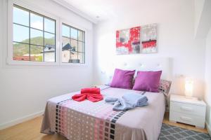 a bedroom with a bed with pink and blue towels on it at Villa con piscina privada - Polop in Polop