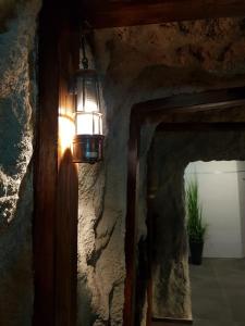 ein Licht hängt an einer Wand in einem Raum in der Unterkunft Ruhr Inn Hotel in Hattingen