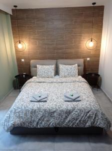 sypialnia z dużym łóżkiem z dwoma ręcznikami w obiekcie Central Home w mieście Tríkala