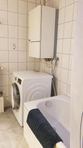 baño con lavadora y armario encima en Wanderoase, en Melsbach