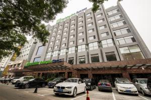 承德承德中心智选假日酒店的前面停着汽车的建筑物