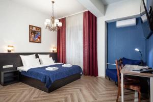 una camera d'albergo con letto e scrivania di Apart hotel Oblaka a Bijsk