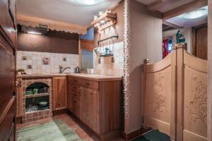 Kuchyňa alebo kuchynka v ubytovaní Nasza Chata - Pokoje i Apartamenty