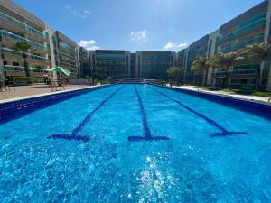 uma grande piscina em frente a um edifício em VG Fun | Praia do Futuro - CE em Fortaleza