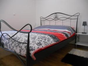 um quarto com uma cama com uma estrutura de metal em 1 BR Apt - North Coast Croatia em Crikvenica