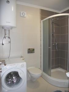 uma casa de banho com uma máquina de lavar roupa e um WC em 1 BR Apt - North Coast Croatia em Crikvenica