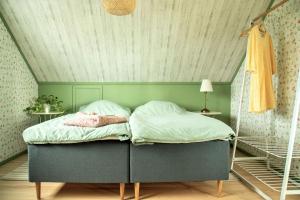 En eller flere senge i et værelse på Anettes Bed & Breakfast Falster