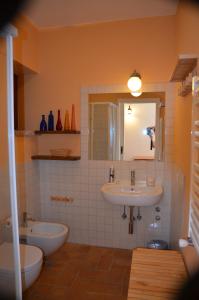 馬薩馬爾塔納的住宿－Umbrian Holiday on the enchanting hills of Todi!，浴室设有2个水槽、卫生间和镜子。