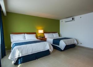 Postel nebo postele na pokoji v ubytování Holiday Inn Express Cabo San Lucas by IHG