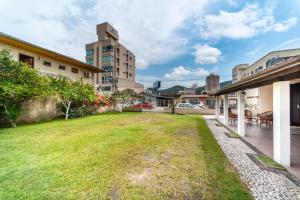 伊塔佩马FLAT Promoção Mensal的后院,有草坪和一些建筑
