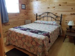A bed or beds in a room at Blue Spruces Cottages