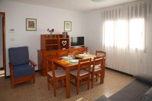 a living room with a wooden table and chairs at Bungalows Pascual in Vinaròs