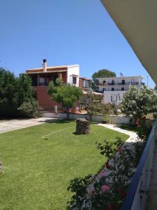 een balkon met uitzicht op een tuin bij SAM'S ROOMS in Corfu-stad