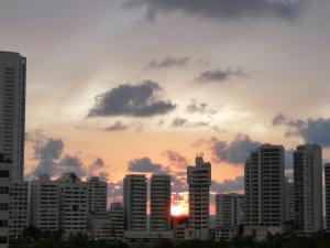 un coucher de soleil sur les toits de la ville avec de grands bâtiments dans l'établissement Apartahotel Isla Fuerte Piso 4, à Carthagène des Indes