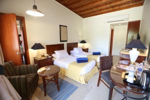 um quarto de hotel com uma cama e uma mesa em Nuweiba Club Resort em Nuweiba