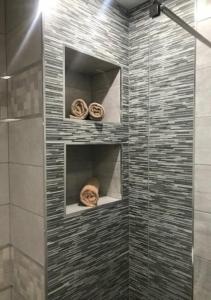 モロ・デル・ハブレにあるVIP HOLIDAYS Morro Jable Beach & Center 2の浴室の棚にドーナツが2つ置かれたシャワー +30枚の写真