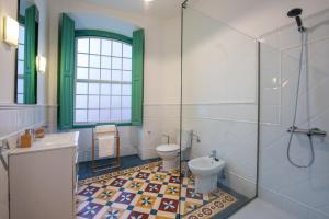 a bathroom with a toilet and a sink and a shower at VIVIENDA VACACIONAL DON CRISTÓBAL in Santa Cruz de la Palma