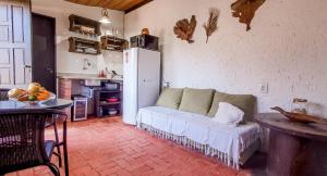 Una sala de estar con un sofá y un refrigerador. en Estaleiro das Artes., en Florianópolis