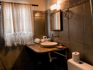 un baño con lavabo e inodoro en Estaleiro das Artes., en Florianópolis 61 fotos más