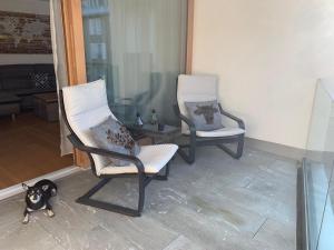 Posezení v ubytování Montanas - Luxuswohnung mit Kamin - Nahe Caumasee & Talstation