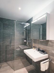 Koupelna v ubytování Montanas - Luxuswohnung mit Kamin - Nahe Caumasee & Talstation