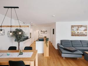Posezení v ubytování Montanas - Luxuswohnung mit Kamin - Nahe Caumasee & Talstation