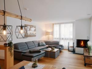 Posezení v ubytování Montanas - Luxuswohnung mit Kamin - Nahe Caumasee & Talstation