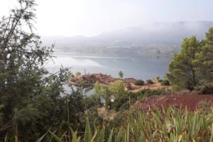 vista sul lago da una collina alberata di Studio 22 m2, terrasse vue montagne, dans propriété face au Lac du Salagou a Liausson