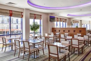 A restaurant or other place to eat at Holiday Inn Express London - Newbury Park, an IHG Hotel