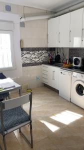 A kitchen or kitchenette at Casa Coqueta y confortable en Oviedo