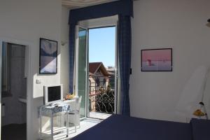 Habitación con cama y ventana con vistas. en Hotel Stella, en Rapallo