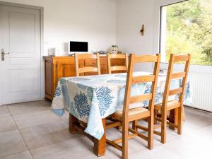 uma sala de jantar com uma mesa e cadeiras e uma televisão em Holiday home only 2km from Tr veneuc Beach em Saint-Quay-Portrieux