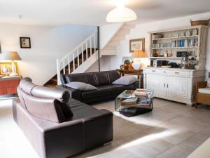 uma sala de estar com um sofá e uma mesa em Holiday home only 2km from Tr veneuc Beach em Saint-Quay-Portrieux