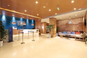 een lobby met een wachtkamer met een bank en een tafel bij Holiday Inn Express Jiuzhaigou, an IHG Hotel in Jiuzhaigou