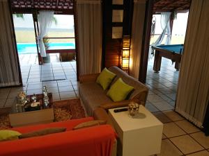 sala de estar con sofá y mesa de billar en Willy's Holiday Home, en Florianópolis