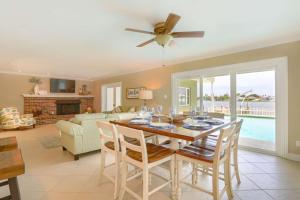 - une salle à manger avec une table, des chaises et un canapé dans l'établissement Salty Sunrise, à Clearwater Beach